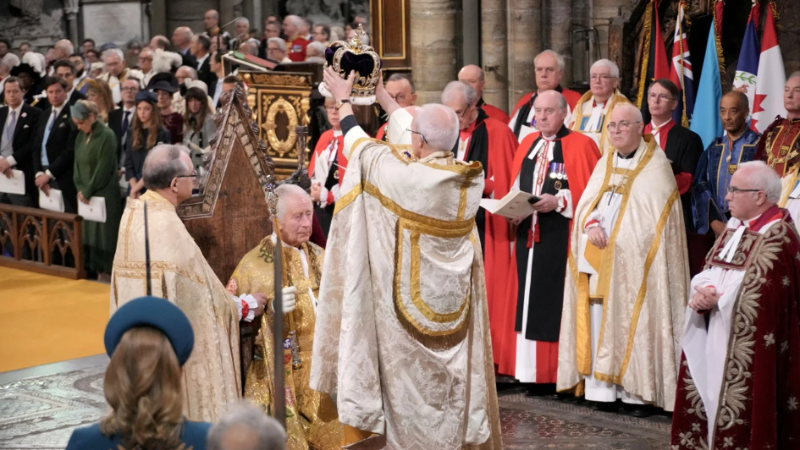 【英王加冕】仪式，查尔斯戴上圣爱德华王冠